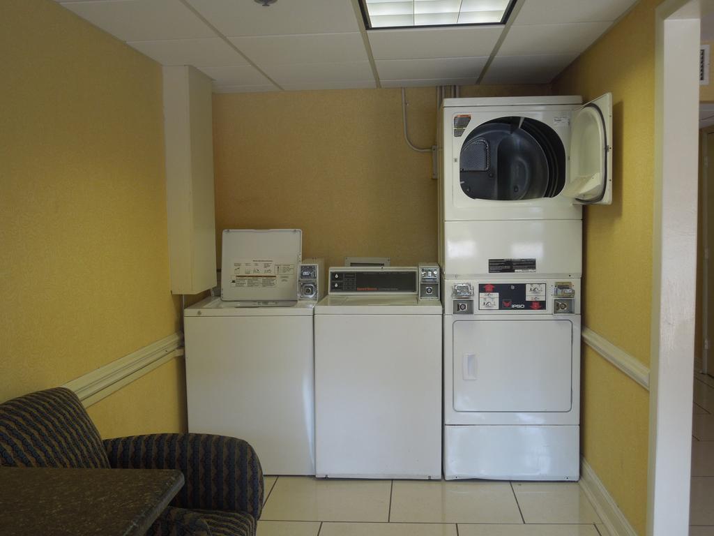 Baymont By Wyndham Fayetteville Fort Bragg Area Buitenkant foto
