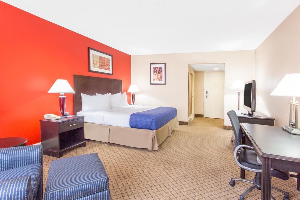 Baymont By Wyndham Fayetteville Fort Bragg Area Buitenkant foto