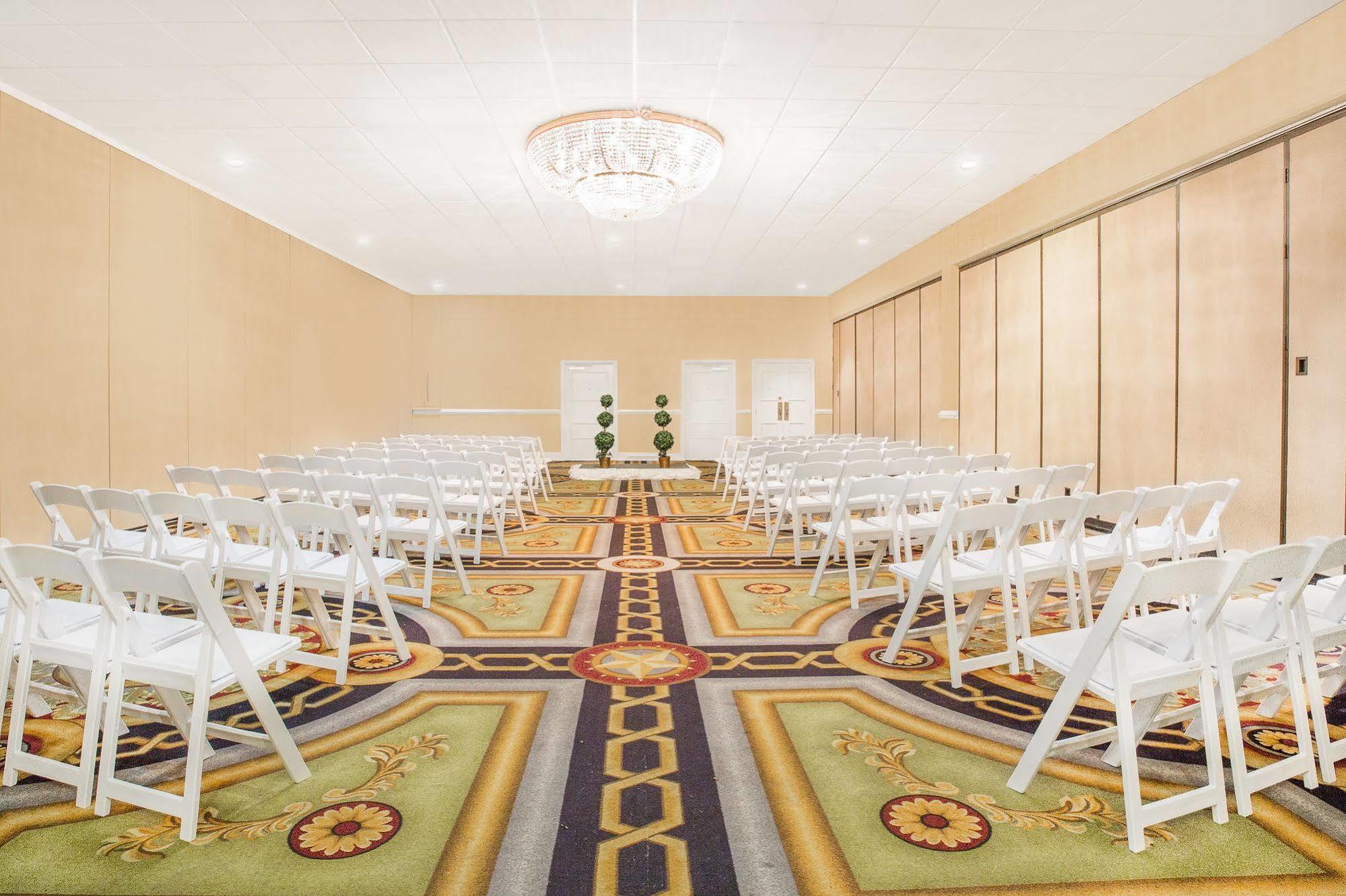 Baymont By Wyndham Fayetteville Fort Bragg Area Buitenkant foto