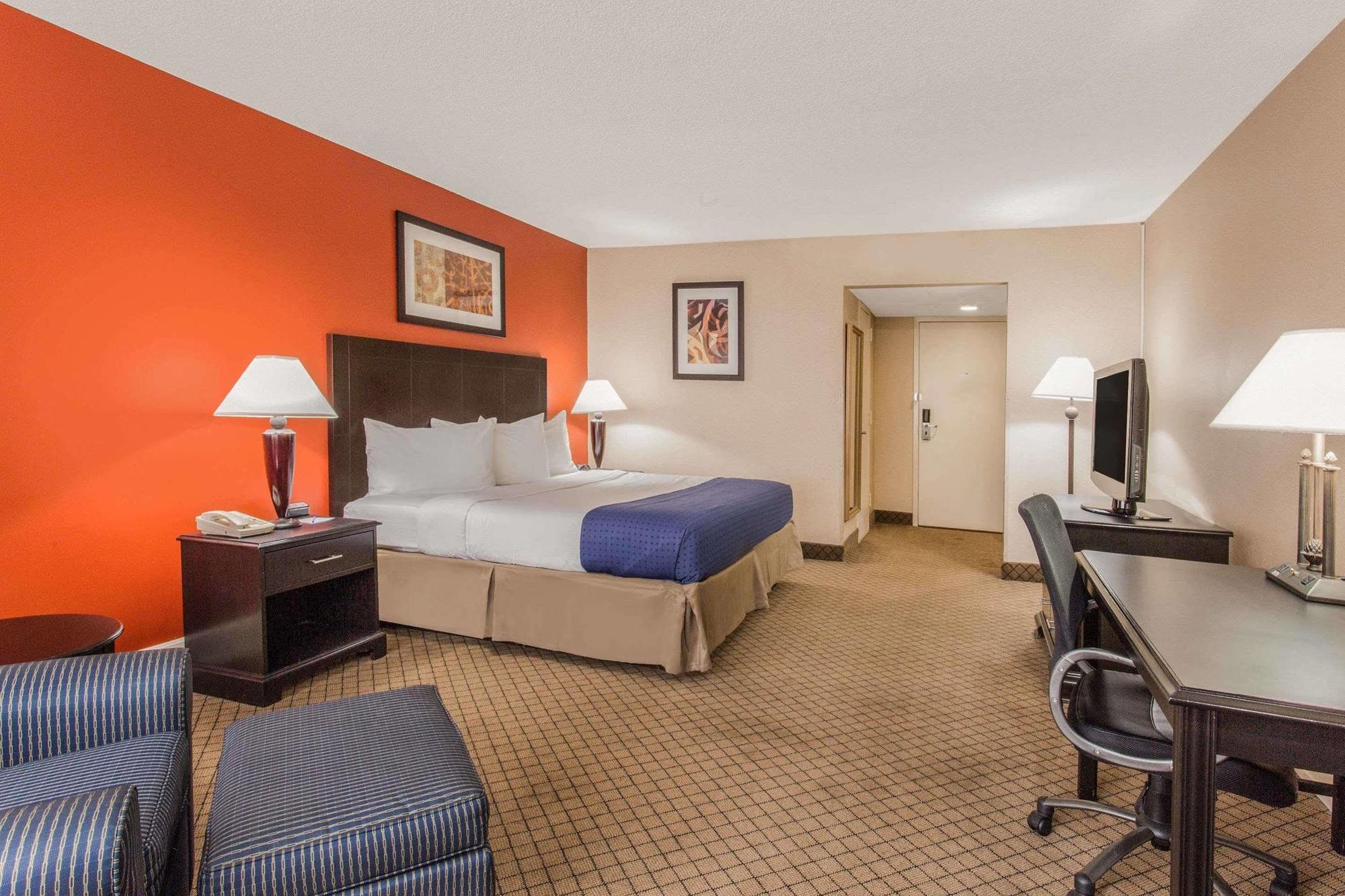 Baymont By Wyndham Fayetteville Fort Bragg Area Buitenkant foto