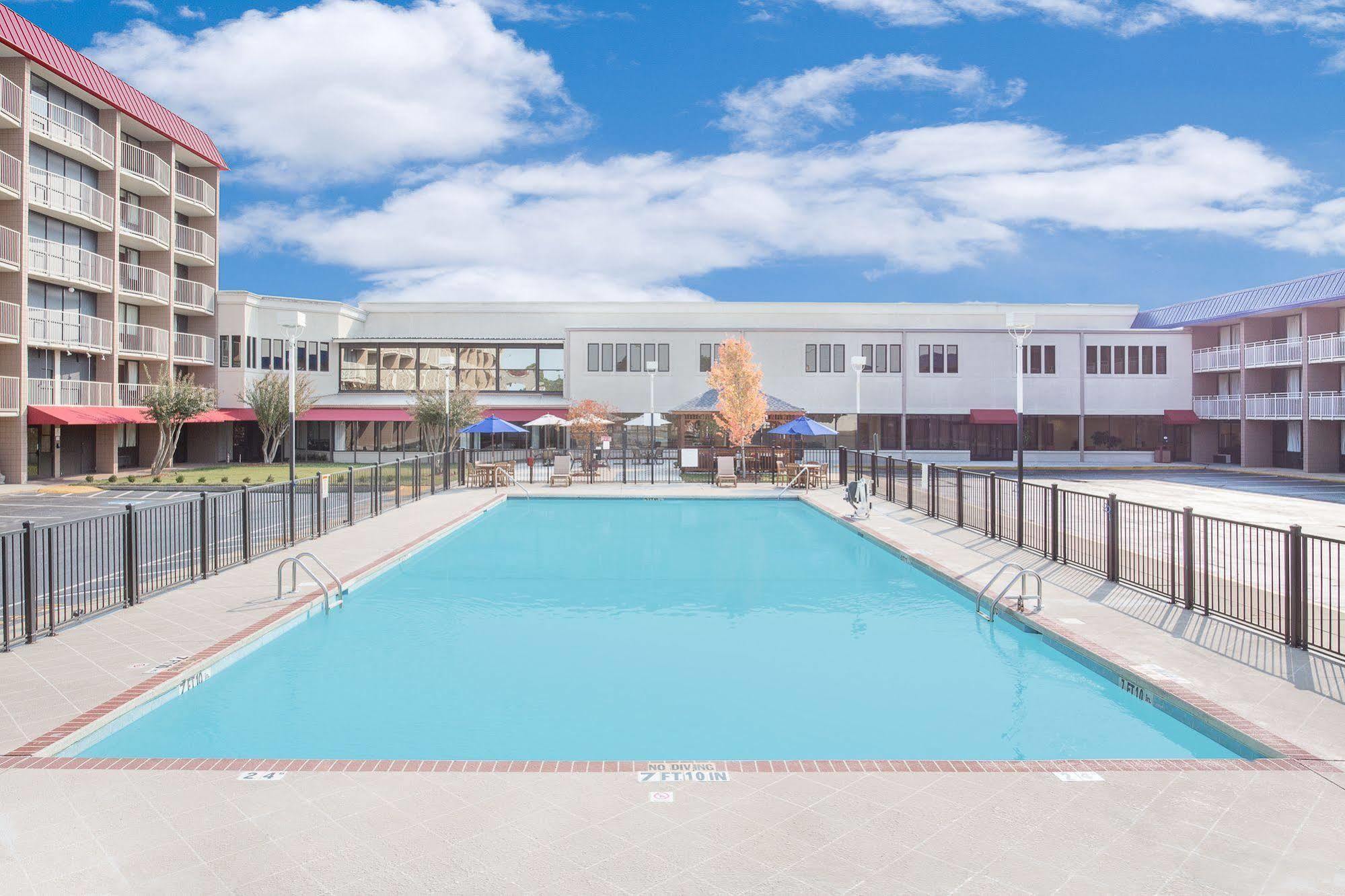 Baymont By Wyndham Fayetteville Fort Bragg Area Buitenkant foto