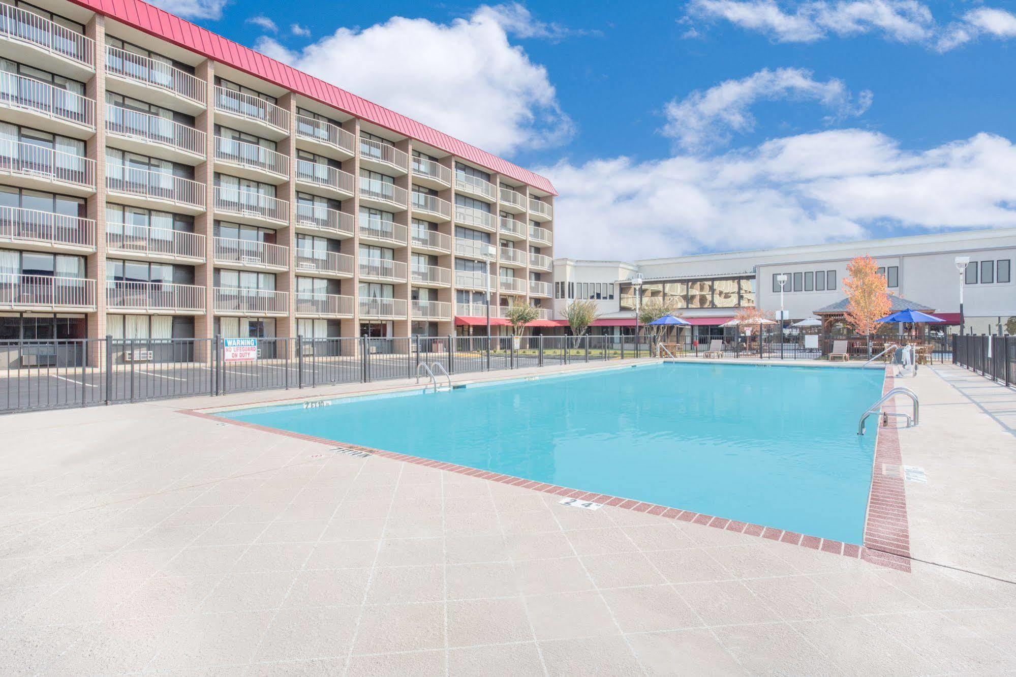 Baymont By Wyndham Fayetteville Fort Bragg Area Buitenkant foto