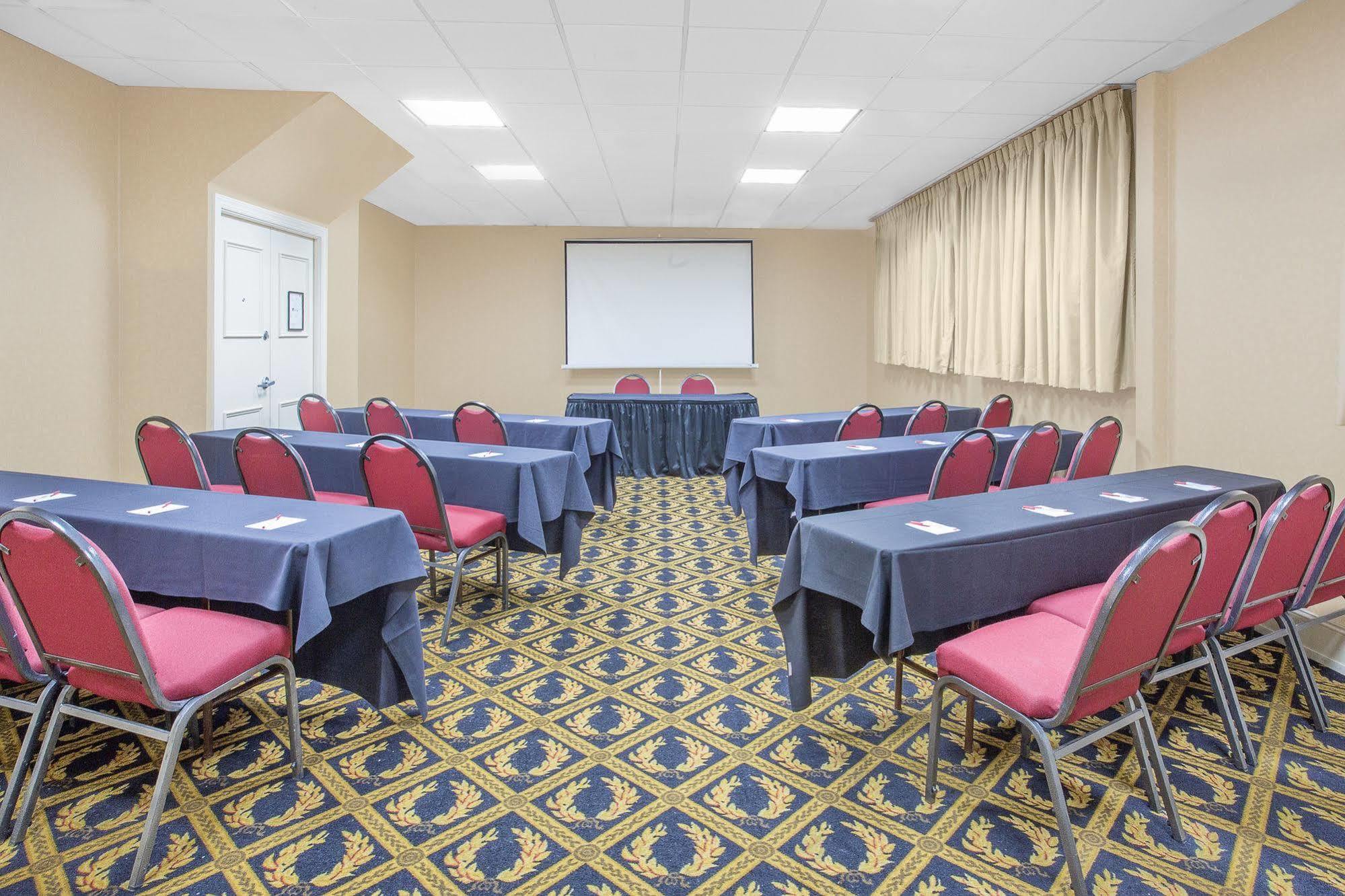 Baymont By Wyndham Fayetteville Fort Bragg Area Buitenkant foto