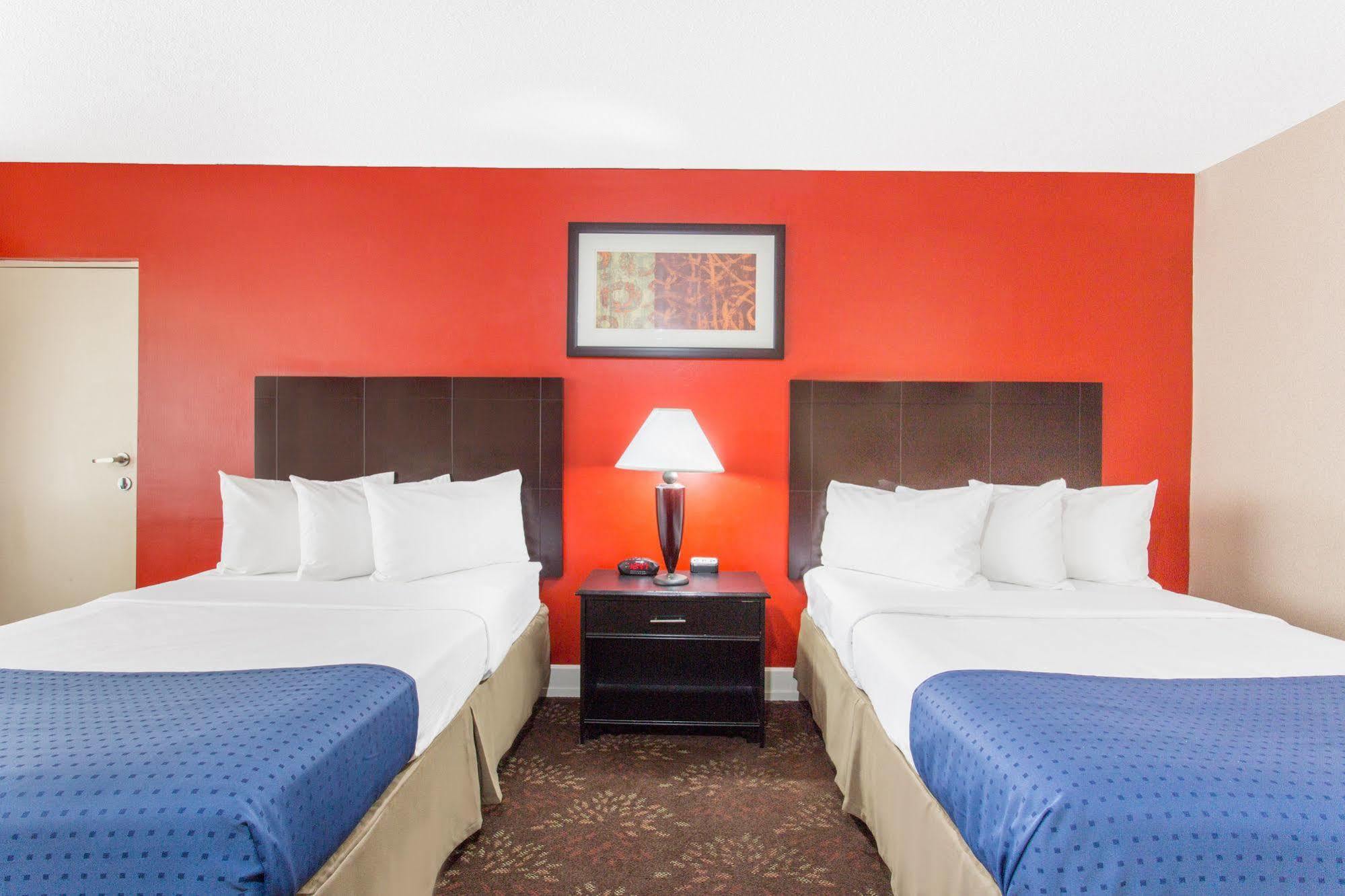 Baymont By Wyndham Fayetteville Fort Bragg Area Buitenkant foto